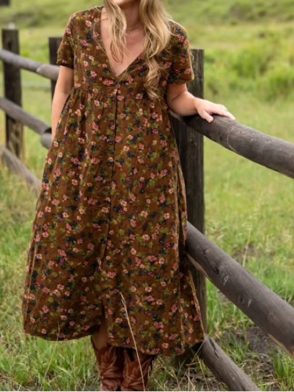 Natural Life Avery Cotton Corduroy Midi Dress
In Brown Floral Bouquets
Size XL